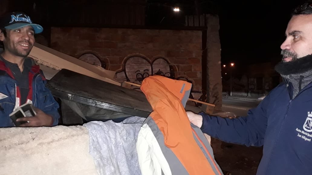 SanMiguel_CL's tweet photo. Hoy nuestro Alcalde Luis Sanhueza Bravo, pensando en este frio invernal y en la activación del #CódigoAzul  solicitó a los funcionarios de #Dideco ir en ayuda de las personas en situación de calle. #MunicipioenTerreno https://t.co/4X4Oi95iLV