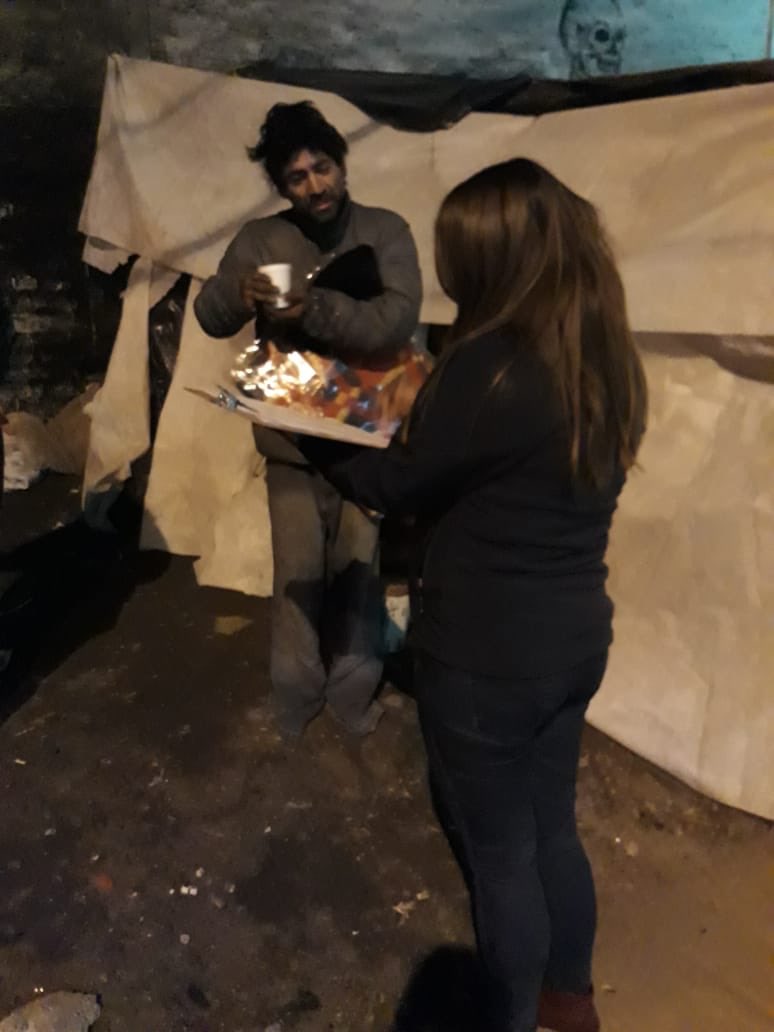 SanMiguel_CL's tweet photo. Hoy nuestro Alcalde Luis Sanhueza Bravo, pensando en este frio invernal y en la activación del #CódigoAzul  solicitó a los funcionarios de #Dideco ir en ayuda de las personas en situación de calle. #MunicipioenTerreno https://t.co/4X4Oi95iLV