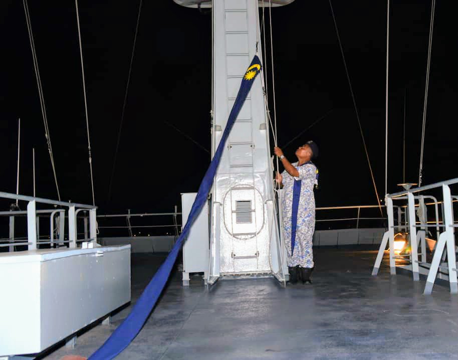 tldm_rasmi's tweet photo. Detik bersejarah..
Pennant lucut tauliah dinaikkan di @KDMUTIARA255 pada jam 2359 19 Julai sebagai simbolik upacara pelucutan tauliah kapal.
#Kebanggaan 
#NavyNews
#TransformasiTLDM
#15to5 https://t.co/mpiNIzmRrg