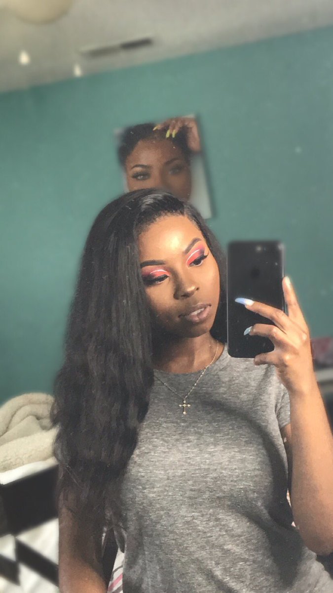 DestineyL__'s tweet photo. Eye candy 🍭
Playing around in makeup per usual ✨
#DesTheOne 💄 #TheMakeupArtist👩🏽🎨 #BookWithDes #MemphisMua🎨
For Bookings 📩 @daklawrence@gmail.com https://t.co/H8AXW1EldQ
