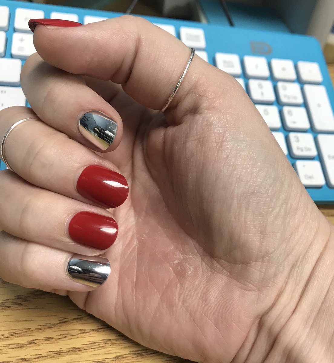 6FootGlamazon's tweet photo. @impressmanicure please please please make an all chrome set!!! 🙏🏻🙏🏻🙏🏻 The red is pretty... But that #chrome! https://t.co/Y5rGNRnFSv