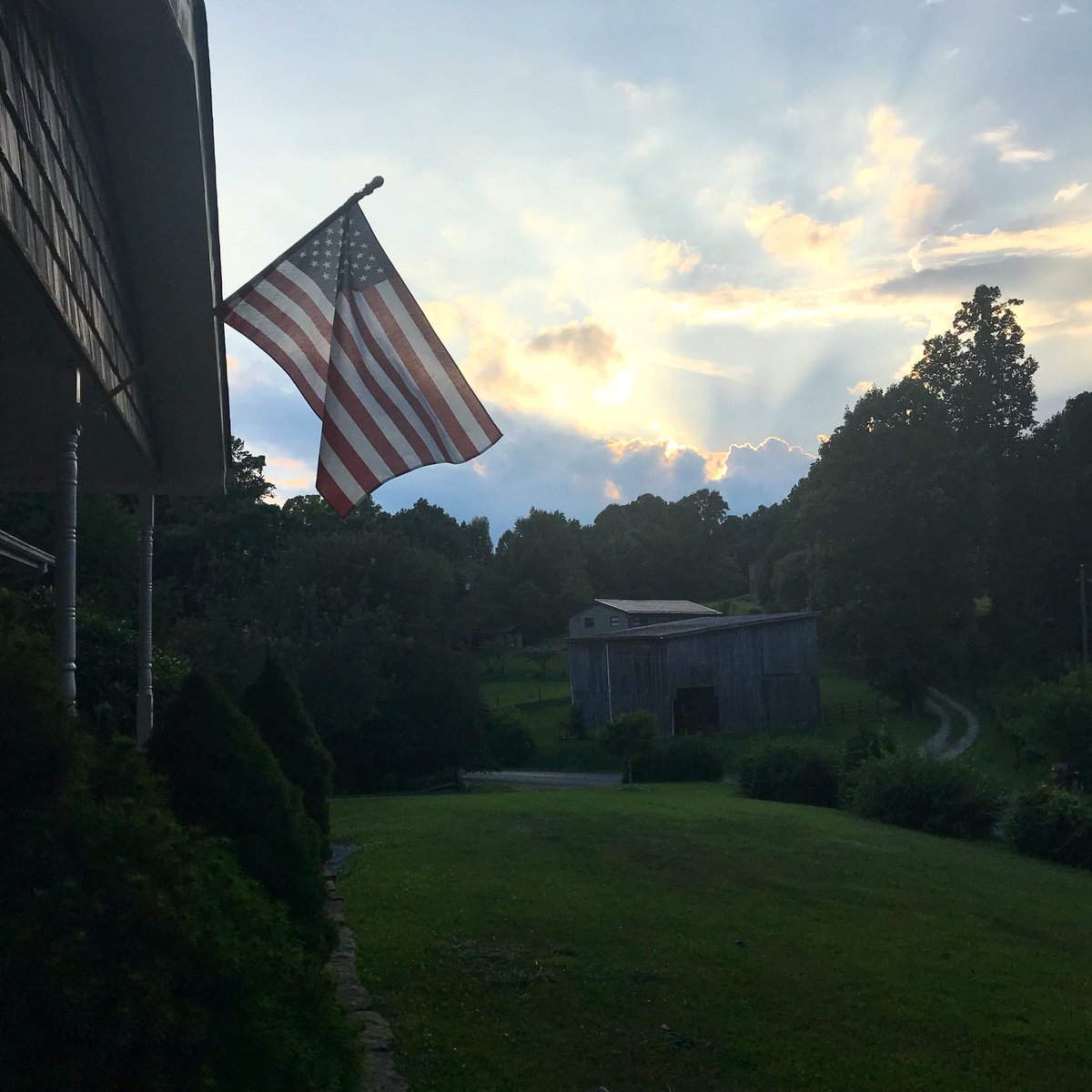 karen_seaver's tweet photo. My piece of Virginia just makes me smile! #farmlife #upontheridge #copperridge #SWVA https://t.co/9YbBPn7lyk