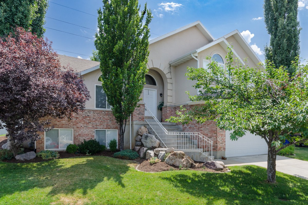 SoldByAnAngel's tweet photo. NEW LISTING!!! Large master bath with beautiful grand master bath,  separate jetted tub &amp; shower. Open, cheery &amp; inviting living  area, perfect for gatherings. Charming lay out with vaults and  fireplace. 
 Click on the link for a tour of the house!
 https://t.co/Ykp3vhegVi https://t.co/o6s9buR8jE