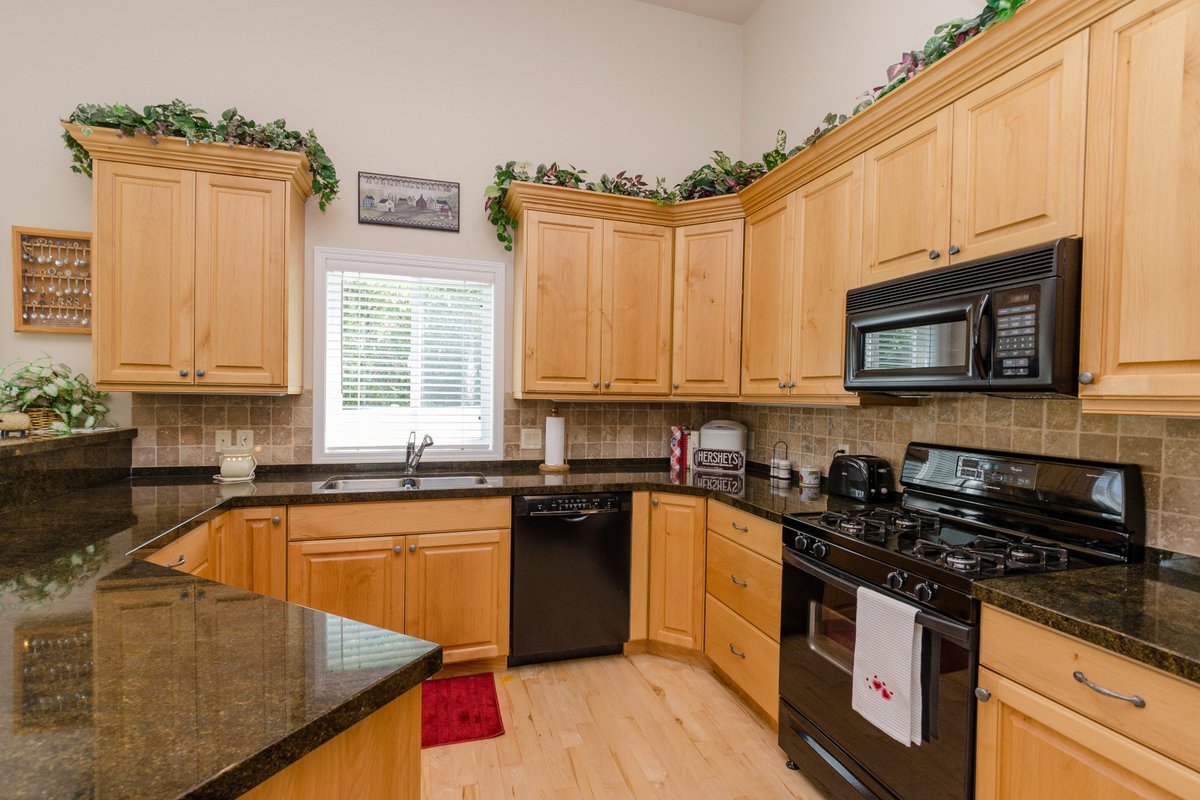 SoldByAnAngel's tweet photo. NEW LISTING!!! Large master bath with beautiful grand master bath,  separate jetted tub &amp; shower. Open, cheery &amp; inviting living  area, perfect for gatherings. Charming lay out with vaults and  fireplace. 
 Click on the link for a tour of the house!
 https://t.co/Ykp3vhegVi https://t.co/o6s9buR8jE