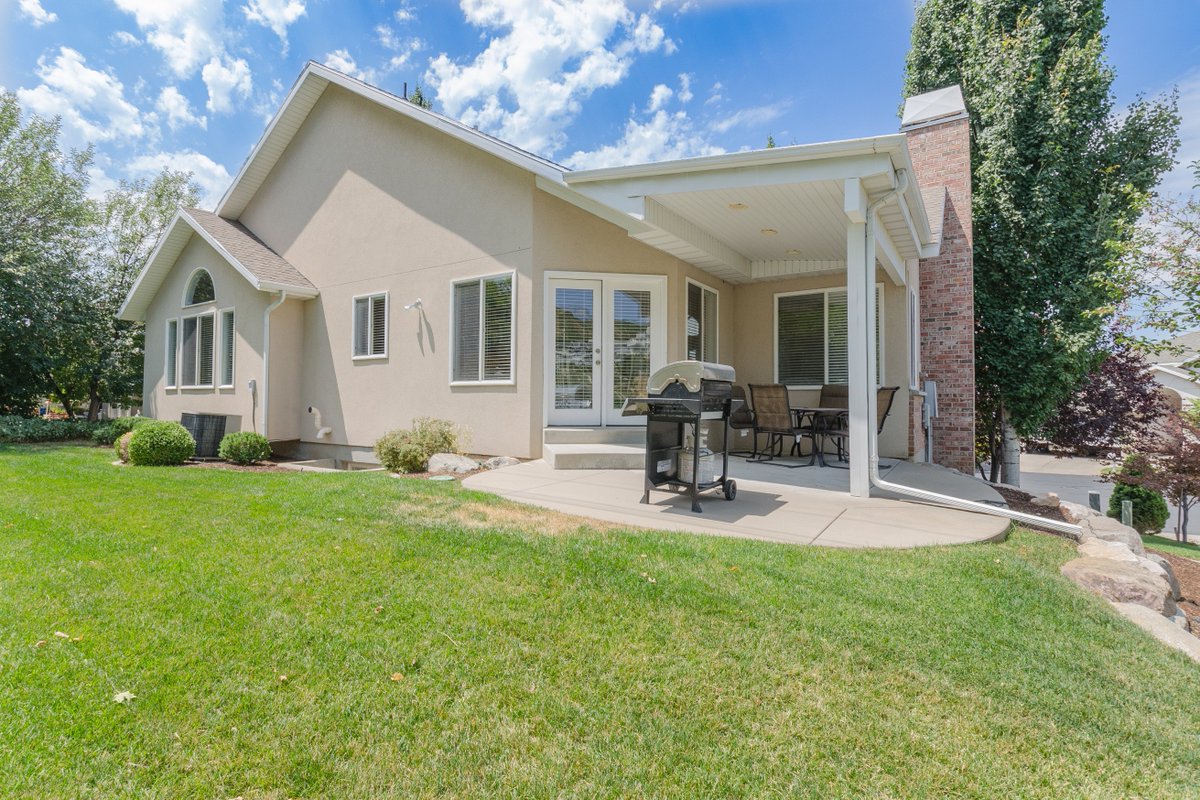 SoldByAnAngel's tweet photo. NEW LISTING!!! Large master bath with beautiful grand master bath,  separate jetted tub &amp; shower. Open, cheery &amp; inviting living  area, perfect for gatherings. Charming lay out with vaults and  fireplace. 
 Click on the link for a tour of the house!
 https://t.co/Ykp3vhegVi https://t.co/o6s9buR8jE