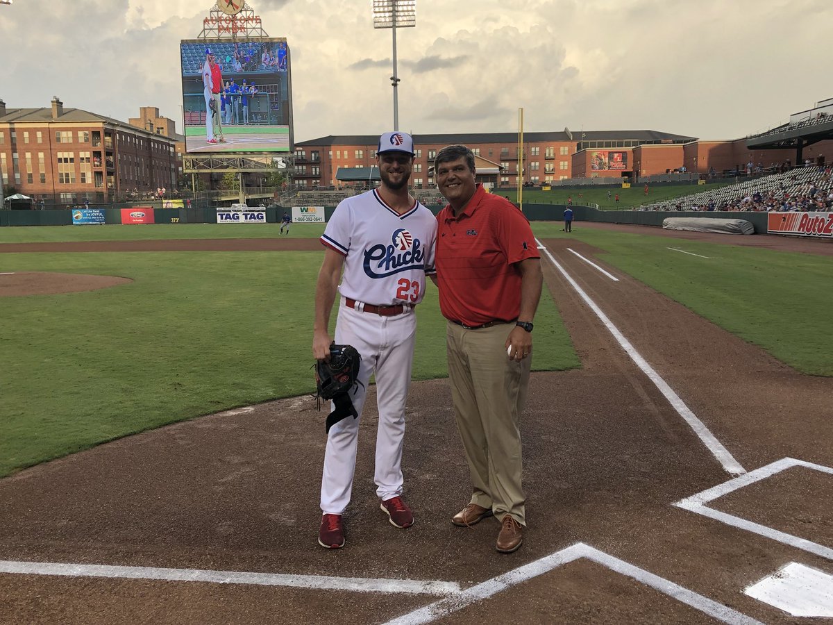 memphisredbirds's tweet photo. #HottyToddy!

@CoachMattLuke throws the first pitch to former @OleMissBSB star @ChrisEllis_10 on @OleMissSports Night at @AutoZone_Park! https://t.co/wYqc0ON0uz