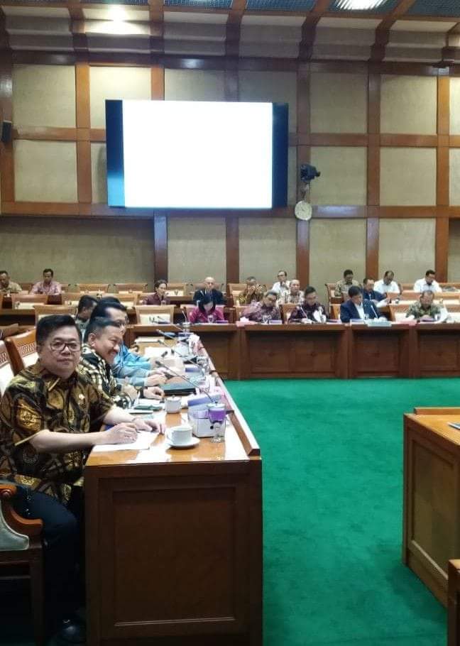 luckytjoa's tweet photo. Selamat Bekerja Wakil Rakyat Sahabat Rakyat
Anggota Komisi VI DPR-RI Fraksi PDI Perjuangan Darmadi Durianto saat rapat pembahasan Laporan Keuangan Pemerintah Pusat (LKPP) Tahun 2017 bersama Menteri Perindustrian Airlangga Hartarto di DPR-RI 
#DarmadiDurianto #DPRRI #PDIPerjuangan https://t.co/NMuRb5Nlkt