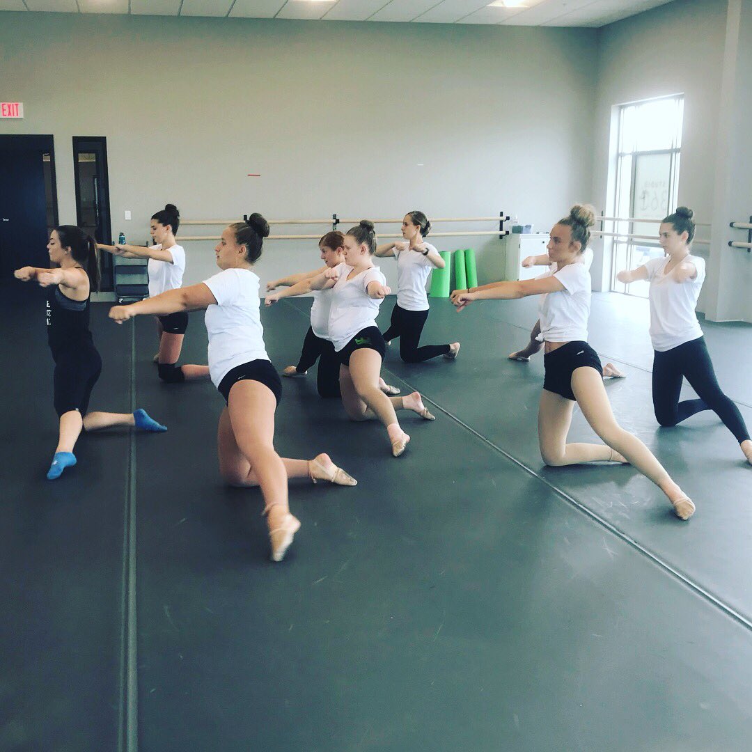 mhspomsteam's tweet photo. Working that Pom today!! #PomChoreography #MHSPoms #GetItGirls πβ€οΈ https://t.co/sp1D5parkO
