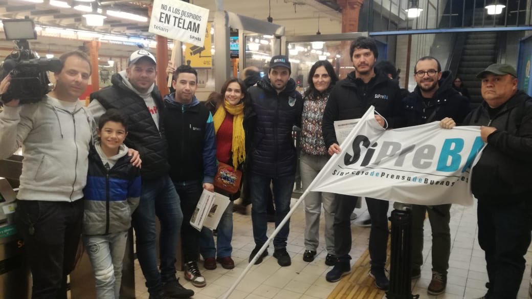 Flowerpondiaaa's tweet photo. Ayer vinieron los compañeros @metrodelegados @pbetito @nestor_segovia, hoy nosotros y nosotras pasamos a apoyarlos a ellos en su lucha. #HoyFaltaTelam #357Adentro #ReincorporacionesYa #UnidadDeLosTrabajadores https://t.co/noqcLuGCXy