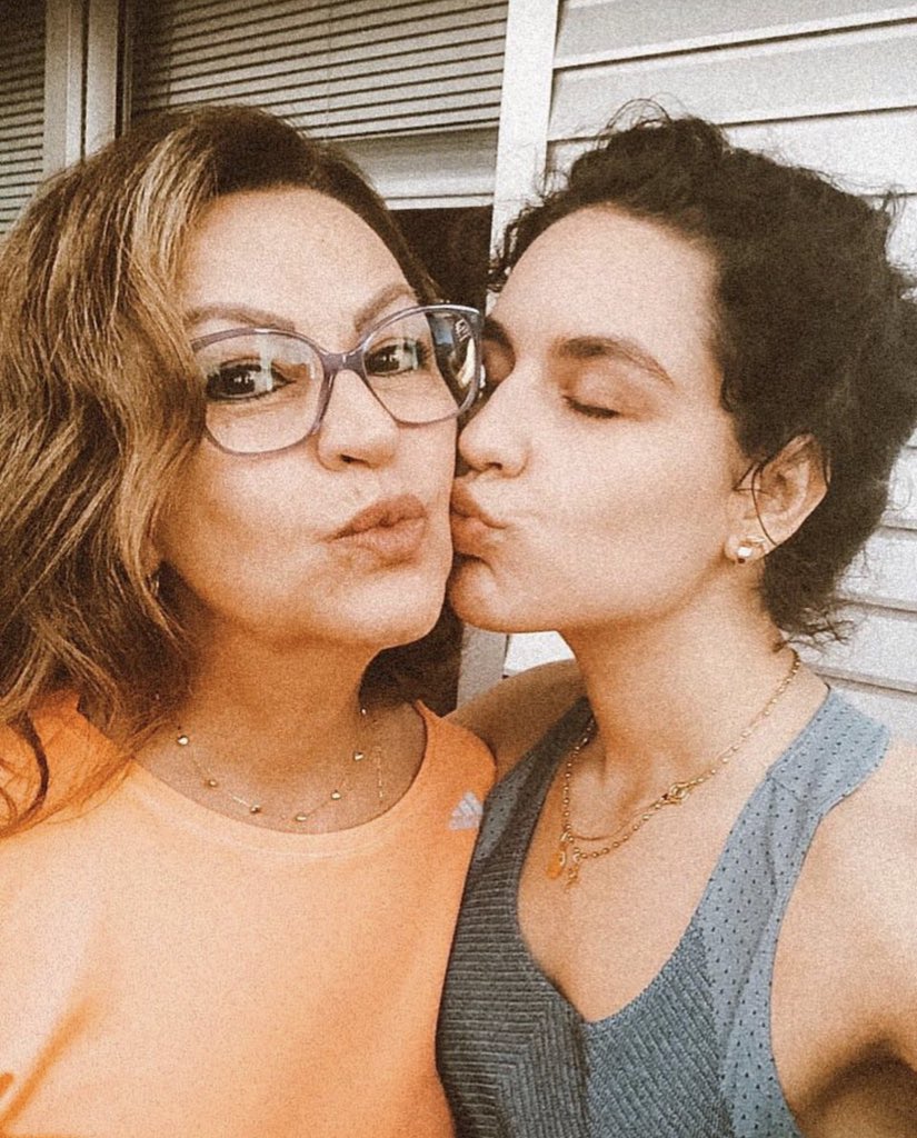Kefera's tweet photo. 👩‍❤️‍👩❤️ qual emoji define vc e sua mãe juntas? https://t.co/AgRUK71rCH