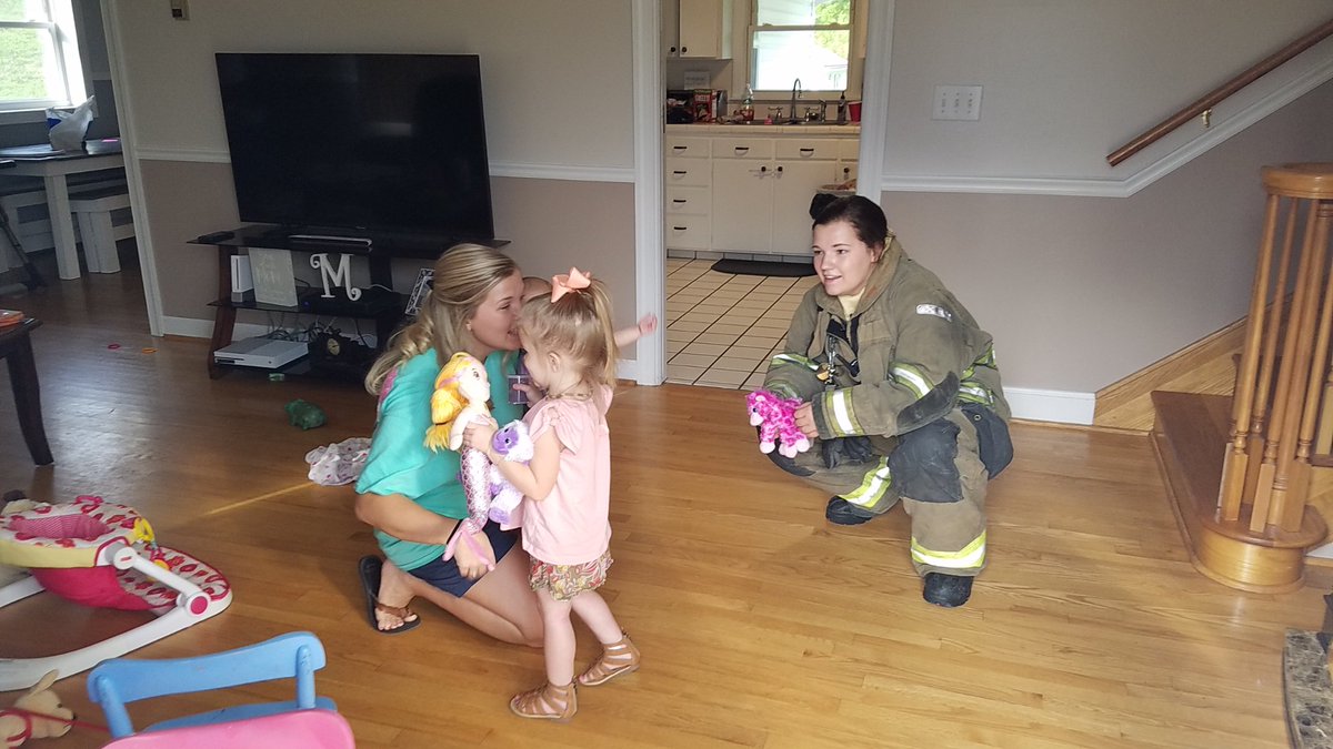 GalaxFireDept's tweet photo. Proud of the crew for taking the time to take care of the kids! #lovekids #proudcapt https://t.co/insrcjUEFv