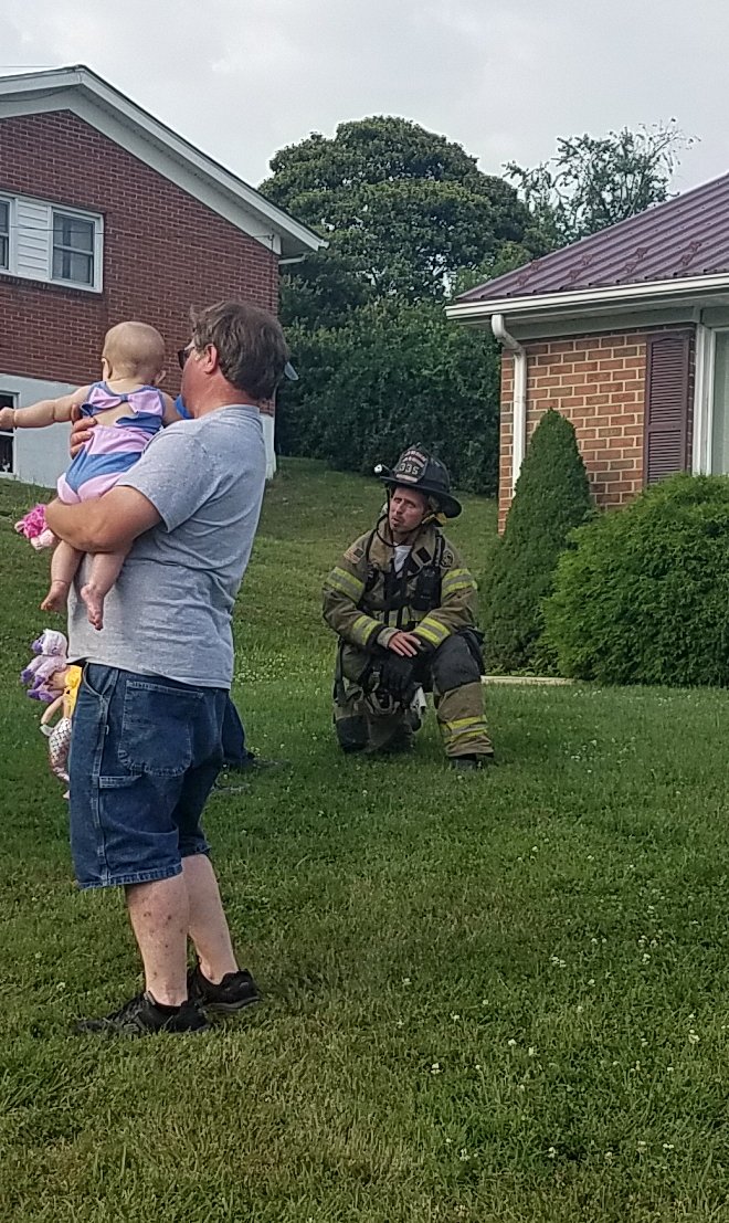 GalaxFireDept's tweet photo. Proud of the crew for taking the time to take care of the kids! #lovekids #proudcapt https://t.co/insrcjUEFv