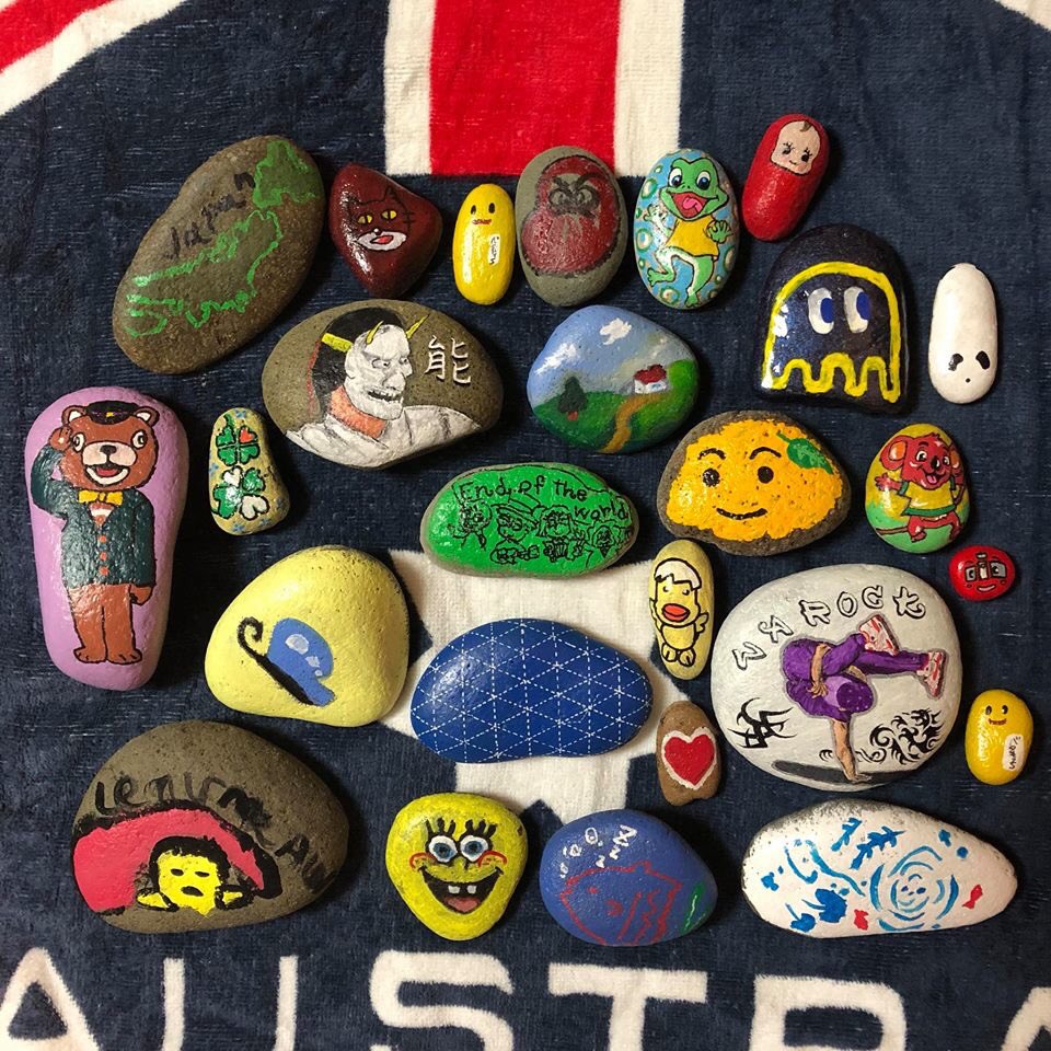 civil_98tc107's tweet image. WA ROCK ANIグループの方々が創作された石です。阿仁に伝承されたチョールトンさんが帰国し、海を渡りオーストラリアのパースに放たれます☆

どの石が誰に渡るか楽しみです(^O^)
オーストラリアの本場WA ROCKSに投稿されるか楽しいです(´◡`๑)

#warockani  #warocks #石隠し #オーストラリア #ブーム