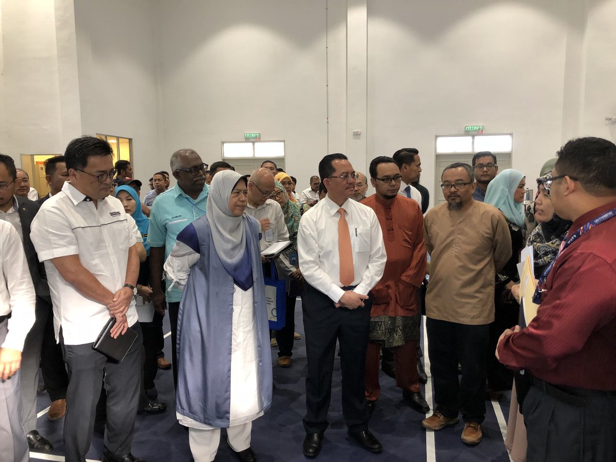 kpkt_gov's tweet photo. Pagi ini YBM @zuraida_my bersama-sama YBhg. Dato’ Sri @DMM064 melawat ke Perumahan Penjawat Awam 1Malaysia (PPA1M) Pudina Presint 17 bagi mendengar aduan yang telah disuarakan oleh para pemilik PPA1M ini https://t.co/G37LBV51x6