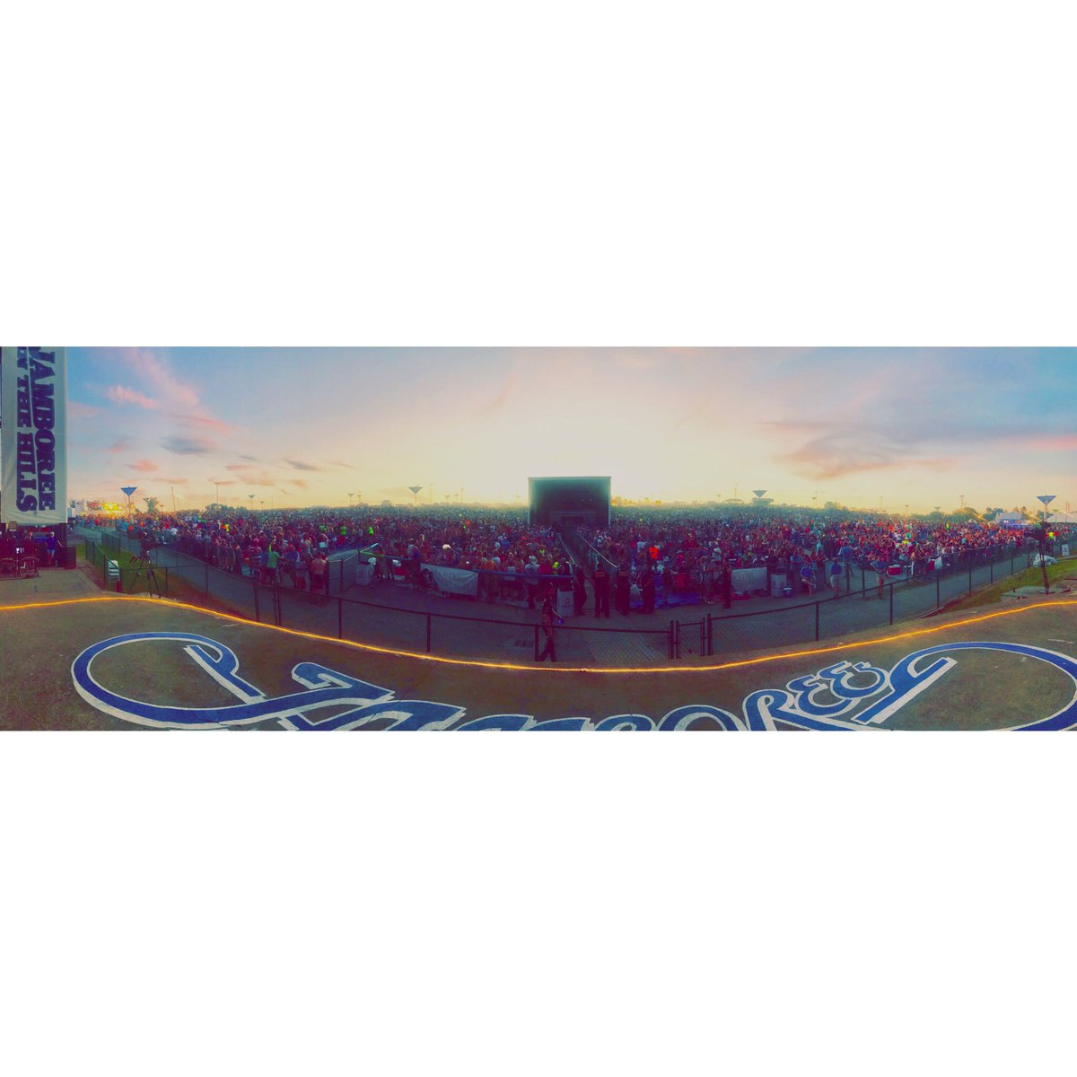 JamboOfficial's tweet photo. The sun is setting but the party is still going on! https://t.co/DUY5glelHM