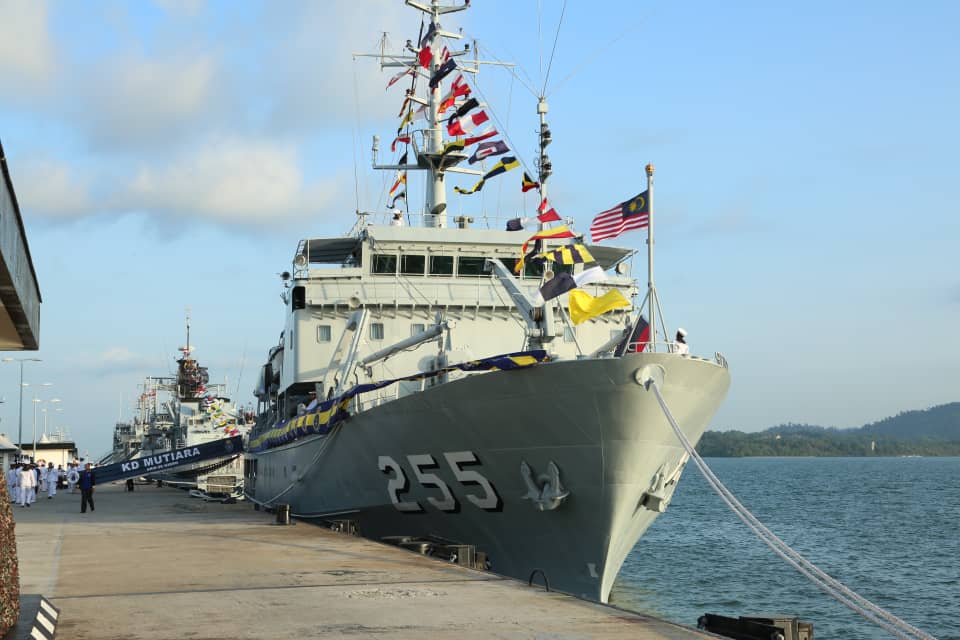 tldm_rasmi's tweet photo. Full of history..
Pegawai Memerintah @KDMUTIARA255 membacakan sejarah perkhidmatan kapal pada upacara pelucutan tauliahnya.
#Kebanggaan
#RestWellMUTIARA 
#15to5 https://t.co/SU2M2GkMKf