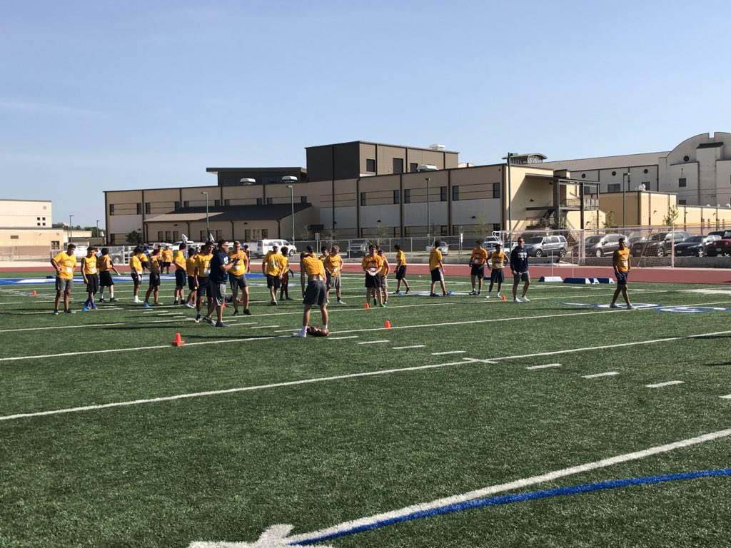 Coach_BHarris's tweet image. The Alamo City didn’t disappoint!!! Thanks to @HPUTXAlumni  @CoachBenCook1 for hosting us!!! Once a Jacket Always a Jacket!!! #StingEmHPU #bigbackyard