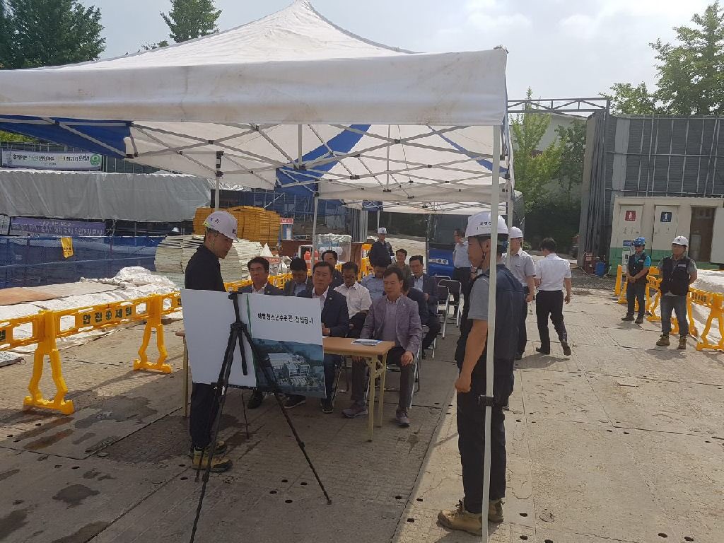 야탑청소년수련관 신축공사 현장입니다. 제8대 성남시의회 도시건설위원회 9명의 위원님이 현장을 방문하여 현장 상황을 파악하고 있습니다.#성남시 #시설공사과
