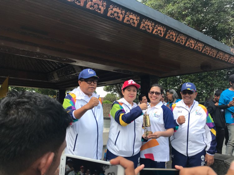 djtieto27's tweet photo. Ibu Menko PMK menerima api obor Asian Games.
#SemarakTorchRelayJatim
#SemarakTorchRelay
#AG18AyoBerubahJatim
#kemenkopmk
#revolusimental https://t.co/quJW7x3CTD