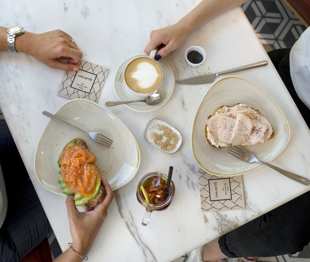 ¿Quién dijo que un DELICIOSO desayuno no podía ser healthy? ¡Los desayunos más frescos y ligeros están en Crustó! Tostadas de aguacate y salmón con pan de centeno, o pavo braseado y queso crema, ¿con cuál te quedas? #crusto