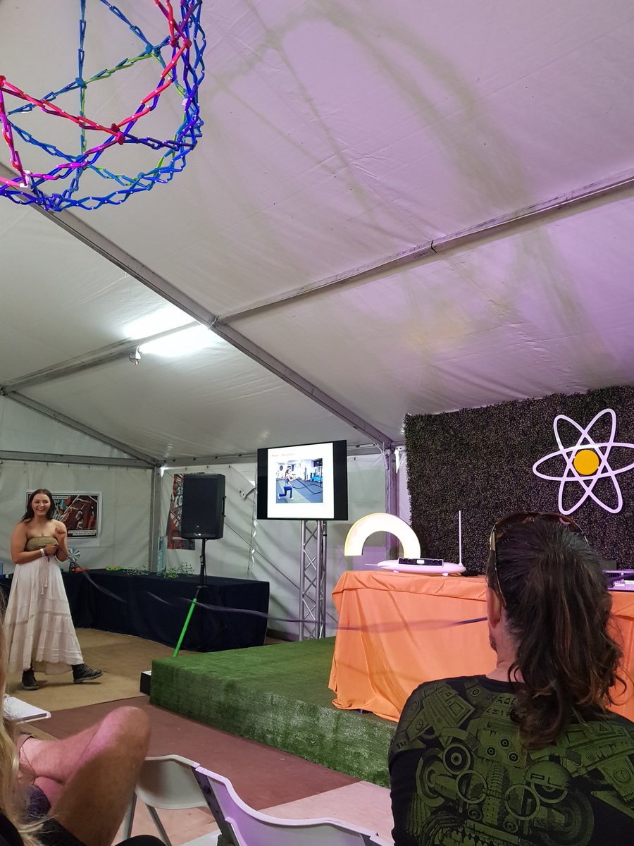 adrianne_jenner's tweet image. Making Sound waves @SITG #splendourinthegrass #SITG18 at #sciencetent with Tom Gordon