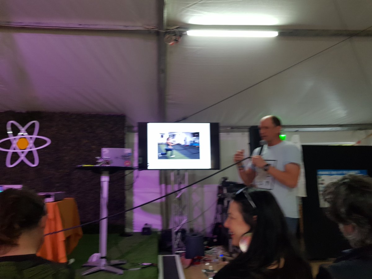 adrianne_jenner's tweet image. Making Sound waves @SITG #splendourinthegrass #SITG18 at #sciencetent with Tom Gordon