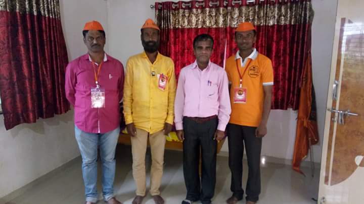 swaruprahane88's tweet photo. #परळी येथील आपले समाज बाधंव जाधव सर यांच्या आग्रहास्तव आम्हाला सकाळी घरी बोलून अंघोळीची तसेच चहा नाष्टा ची सोय उपलब्ध करून दिली, खरच एक गोष्ट लक्षात आली आहे की #मराठाक्रांतिमोर्चा मुळे समाज्या मध्ये मोठ्या प्रमाणात क्रांति घडवून येत आहे
जय जिजाऊ जय शिवराय
#FBCOPY https://t.co/Io9Mx7UtQa