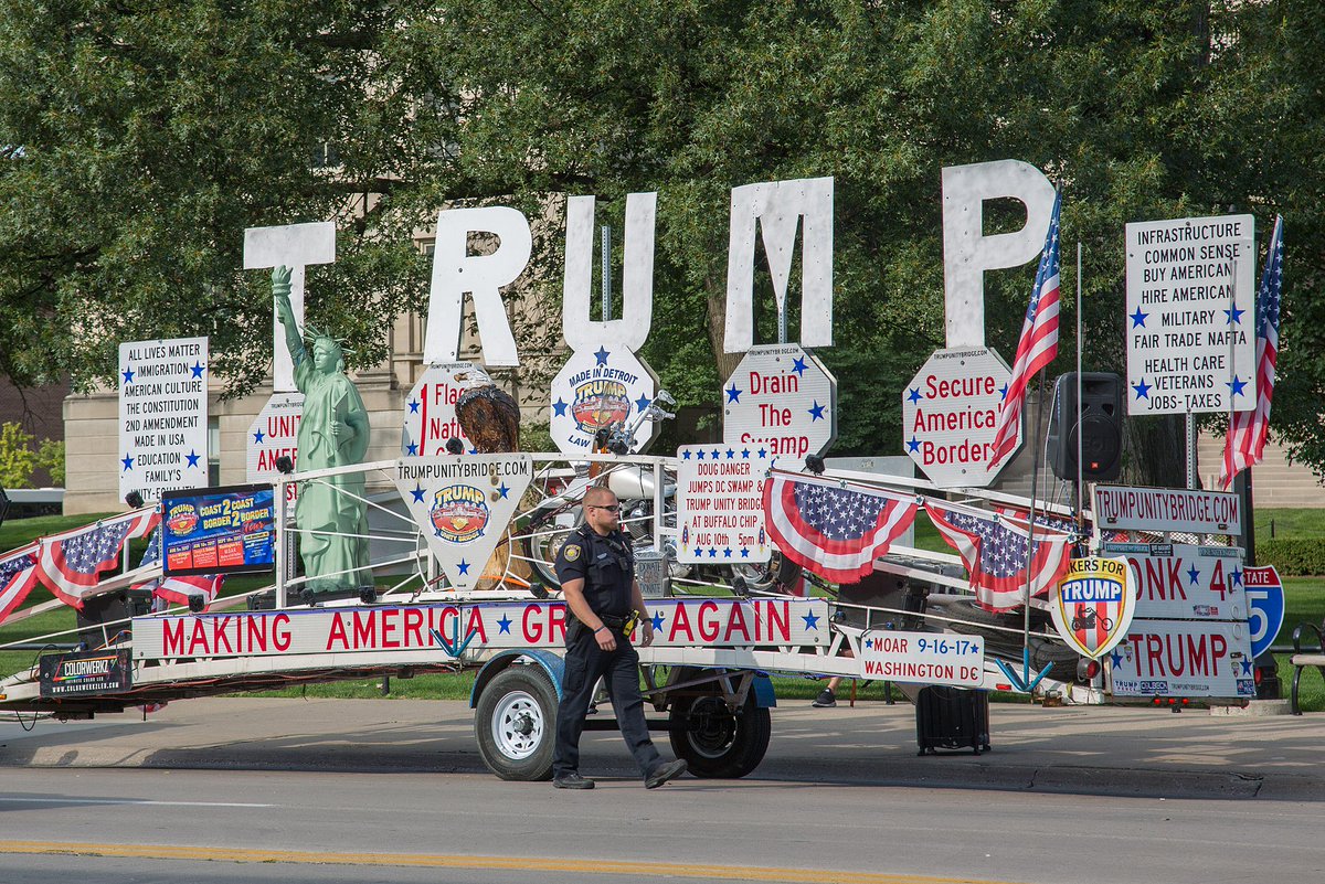 MuttsLuvTrump's tweet photo. Trump unity bridge coming to So Cal mid august... stay tuned for details of events...bikers4trump &amp;111% on alert! https://t.co/JkkaLZ3t5U