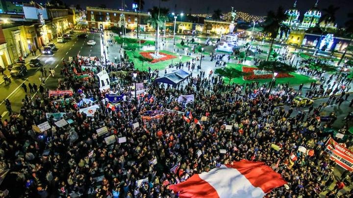 patriciajaniot's tweet photo. Asqueados por la corrupción en el poder judicial los peruanos gritan "Que se vayan todos";  es el lema de la marcha a nivel nacional para protestar por las denuncias de negociaciones de fallos judiciales y tráfico de influencias en la justicia peruana. https://t.co/g66zWOpDNb