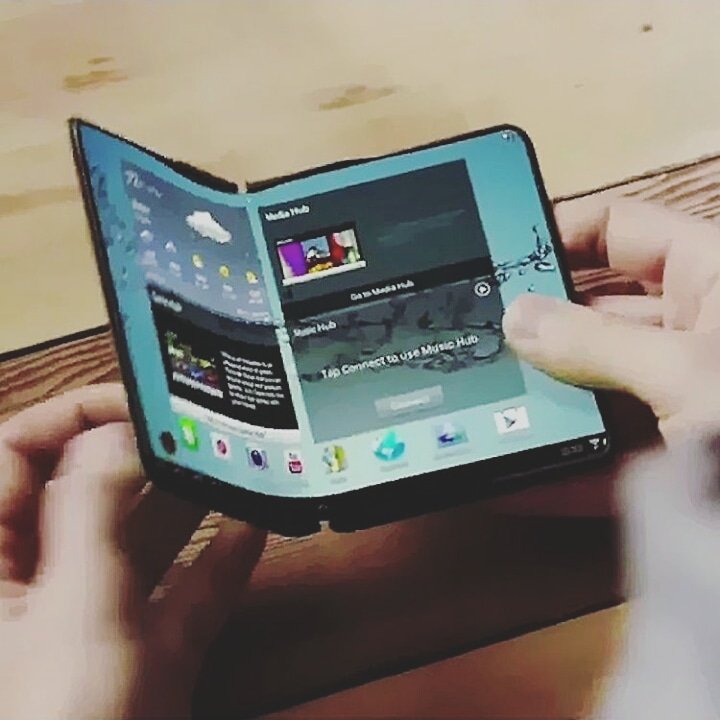 TheWerty_'s tweet photo. Samsung’s foldable phone will reportedly have a 7" screen and a secondary display on the exterior. The Korean phone maker is expected to unveil its futuristic new handset at CES in January. Are you going to get one? 

#android #smartphone #ai #google #geek #gagdet https://t.co/W4D05WlD7b