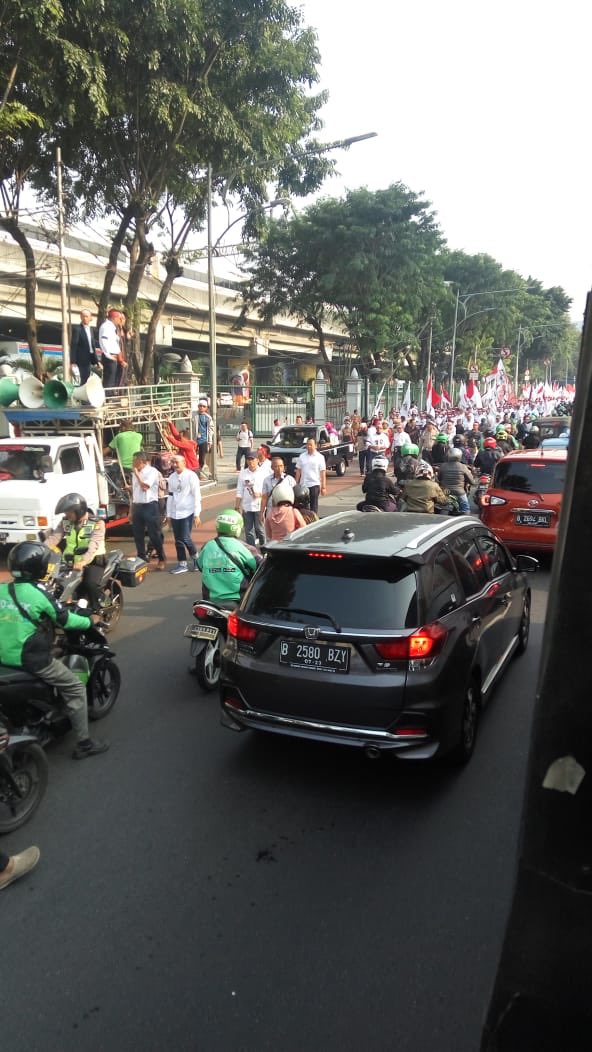 Fahrihamzah's tweet photo. Betulkah?
Ijin melaporkan perihal : Aksi Damai Bela Pertamina:
Pada hari Jumat 20 Juli 2018 pukul 07.50 wib di halaman kantor Pertamina Pusat Jl.Medan Merdeka Timur. No.1A Gambir Jakarta Pusat berkumpul sekitar 500 org dari Federasi Serikat Pekerja  Pertamina Bersatu (FSPPB): https://t.co/0MTbcExV1c