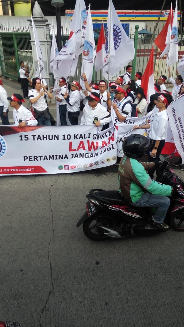 Fahrihamzah's tweet photo. Betulkah?
Ijin melaporkan perihal : Aksi Damai Bela Pertamina:
Pada hari Jumat 20 Juli 2018 pukul 07.50 wib di halaman kantor Pertamina Pusat Jl.Medan Merdeka Timur. No.1A Gambir Jakarta Pusat berkumpul sekitar 500 org dari Federasi Serikat Pekerja  Pertamina Bersatu (FSPPB): https://t.co/0MTbcExV1c