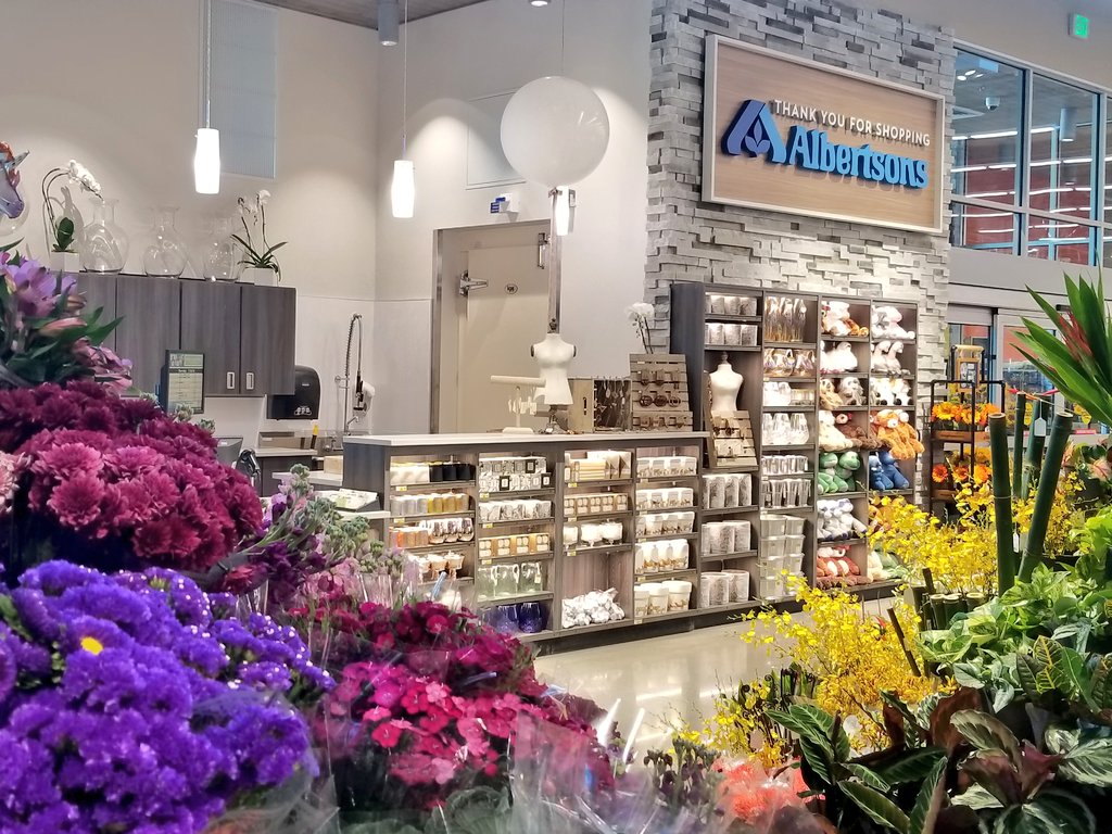 SheSaved's tweet photo. The new @Albertsons store in #Boise has the most amazing #floral department!!
#EatLifeUp
#AlbertsonsPartner https://t.co/t7htRPakiJ