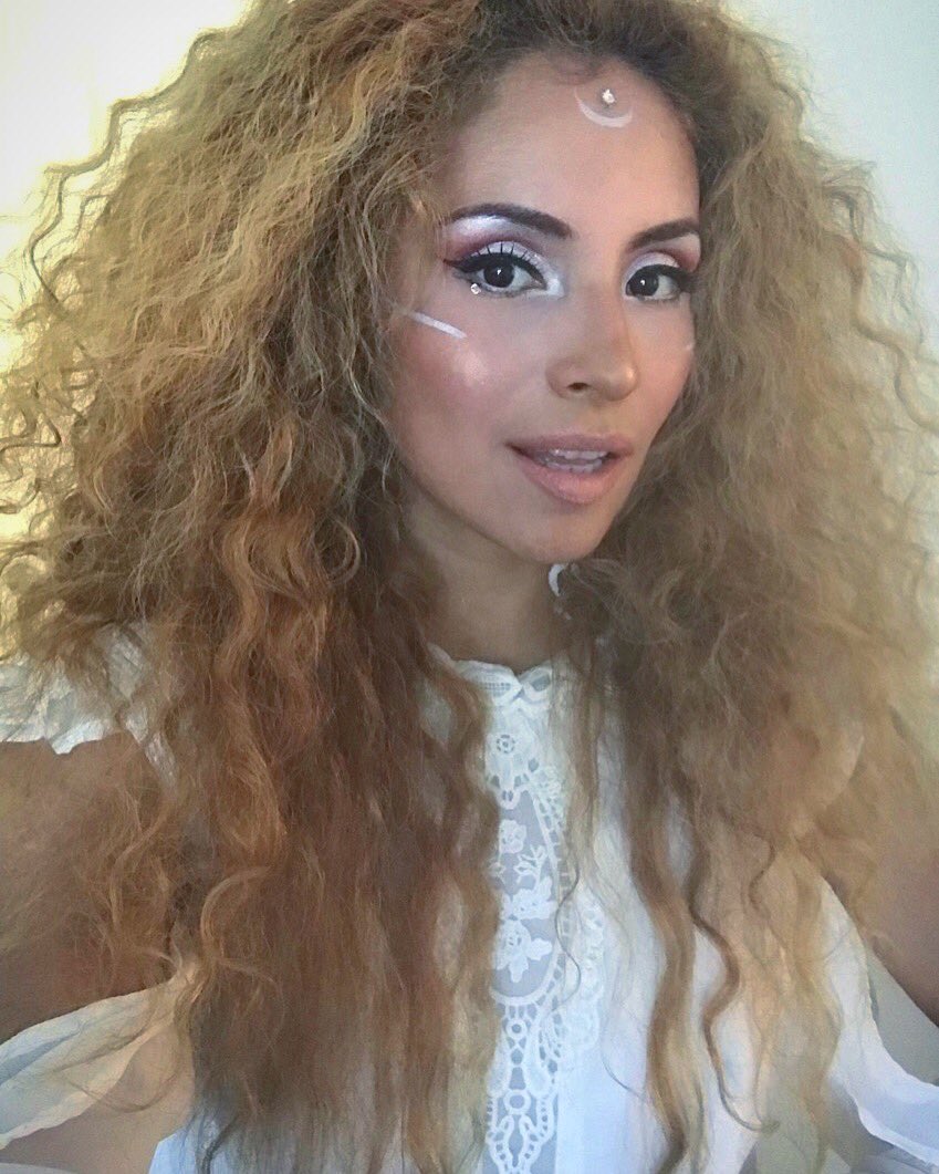 SerezaOfficial's tweet photo. Interesting look for today 🙃
#music #video #testing #camera #artist #singer #looks #instagood #instagram #facebook https://t.co/qu74vCLv4H