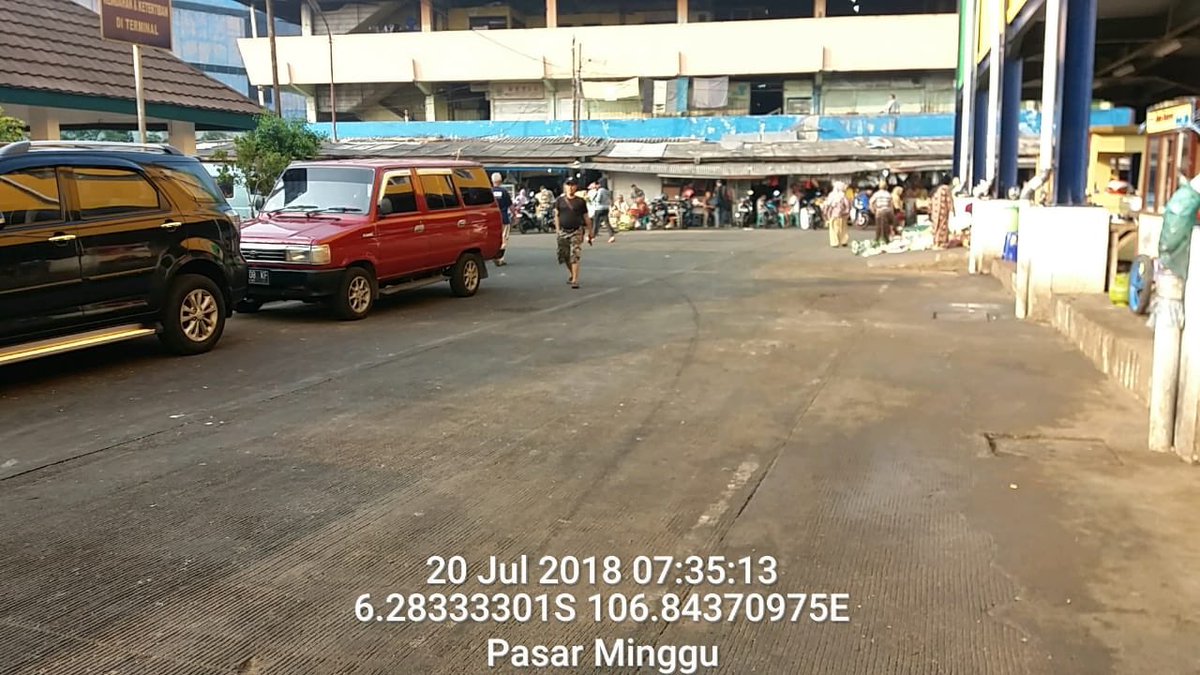 LH_PasarMinggu's tweet photo. Proses kegiatan pengangkutan sampah Pedagang Pasar &amp; Warga di Kawasan Terminal Pasar Minggu . https://t.co/R9TWOVo4CE