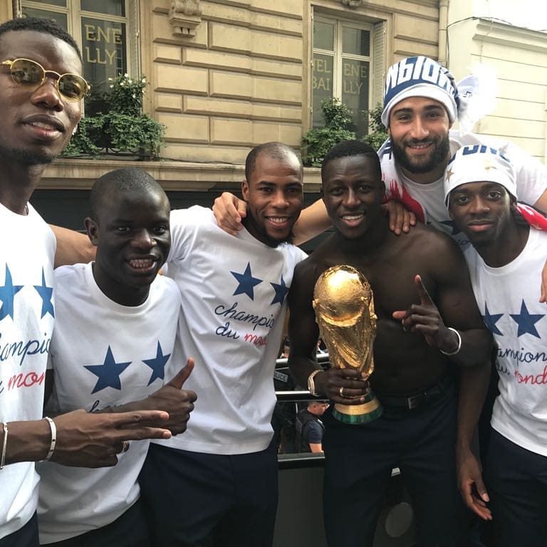 muslimplayers's tweet photo. Pemain Muslim dalam satu frame: Paul Pogba, N'Golo Kante, Djibril Sidibe, Benjamin Mendy, Nabil Fekir, dan Ousmane Dembele. 

Cuman kurang Adil Rami aja nih. Atau mungkin dia yang fotoin? 🤔😄 https://t.co/af3MKHE2ed