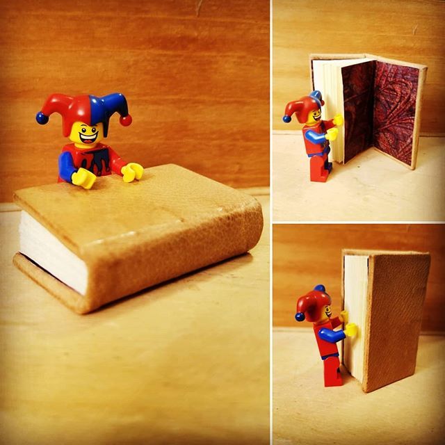 gloucesterbound's tweet image. Size is relative... #miniaturebook #minifig #bookbindersofinstagram #bookbinding ift.tt/2uNaqZq
