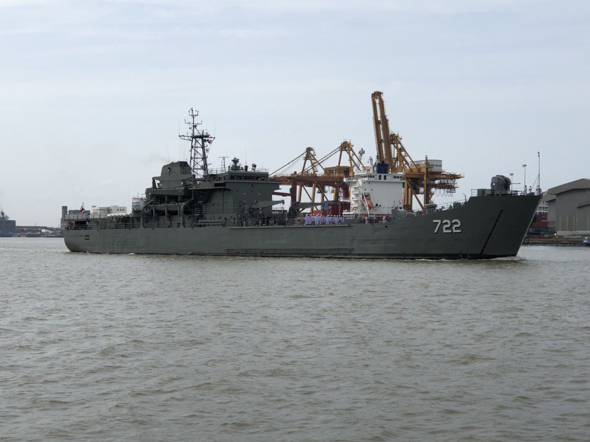 Boysetup's tweet image. พิธีเชิญธงชัยเฉลิมพลทางเรือ แม่น้ำเจ้าพระยา เลขเรือหลวงฯ 722 ครับ

Cr.อาสาในพื้นที่