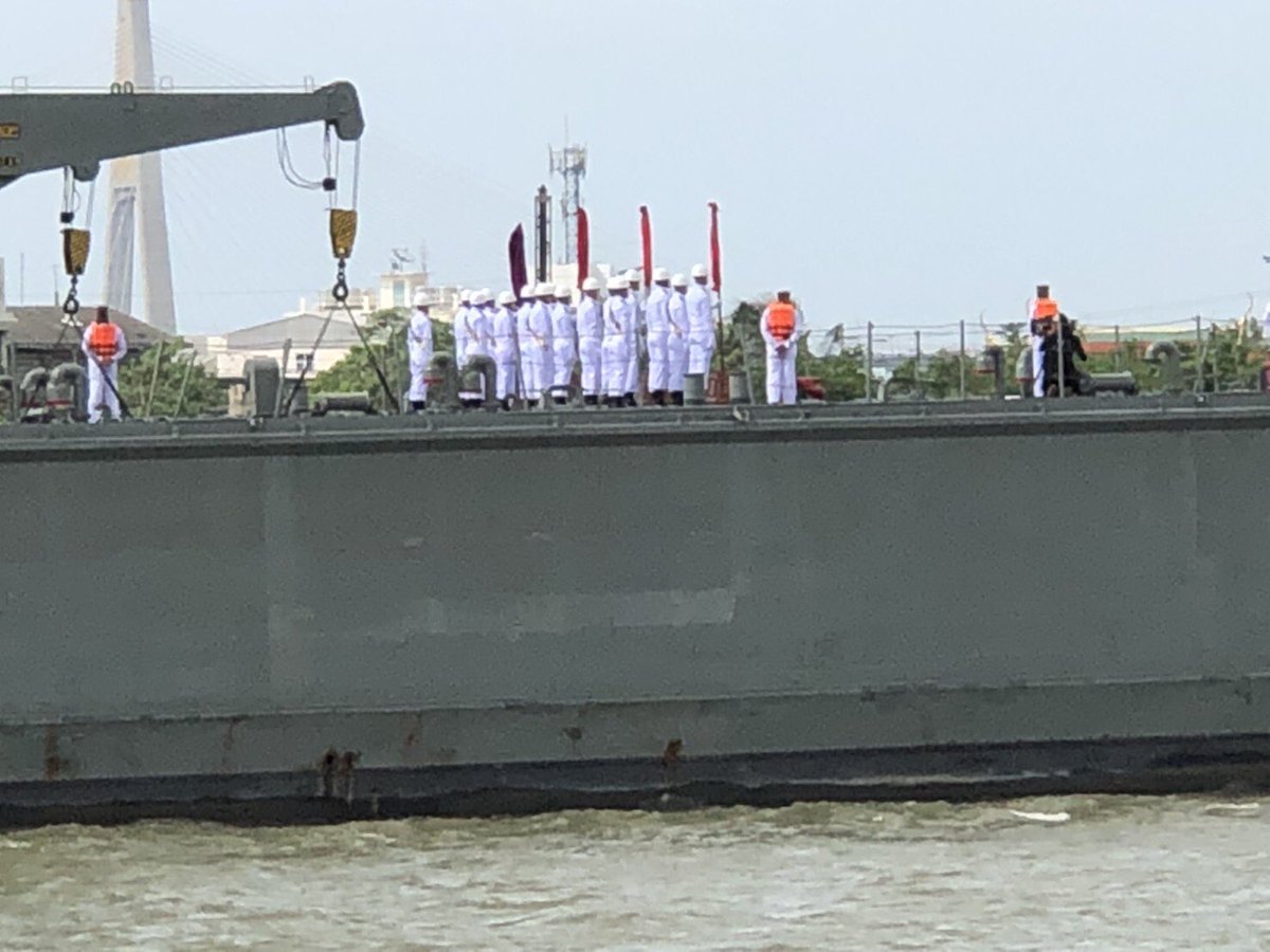 Boysetup's tweet image. พิธีเชิญธงชัยเฉลิมพลทางเรือ แม่น้ำเจ้าพระยา เลขเรือหลวงฯ 722 ครับ

Cr.อาสาในพื้นที่