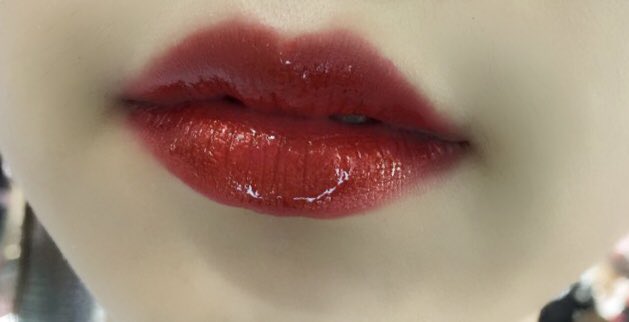 CosmeUnny's tweet photo. 따뚜아쥬 꾸뛰르 메탈릭 스네이크 에디션 #101 크롬레드 발색 쪄왔습니다... 손목에 죽 그어보고 펄감 미쳤다 생각했어욬ㅋㅋㅋ그리고 얇게 바르는거랑 강력하게 바르는거랑 느낌 완전 다르네요 완전 튀려나 싶었는데 특이한 화려함? 그런정도인것 같아요 그리고 진짜 입술이 너무 편해요 안바른느낌 https://t.co/LjuwekOgZW