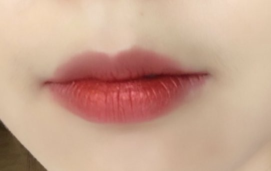 CosmeUnny's tweet photo. 따뚜아쥬 꾸뛰르 메탈릭 스네이크 에디션 #101 크롬레드 발색 쪄왔습니다... 손목에 죽 그어보고 펄감 미쳤다 생각했어욬ㅋㅋㅋ그리고 얇게 바르는거랑 강력하게 바르는거랑 느낌 완전 다르네요 완전 튀려나 싶었는데 특이한 화려함? 그런정도인것 같아요 그리고 진짜 입술이 너무 편해요 안바른느낌 https://t.co/LjuwekOgZW