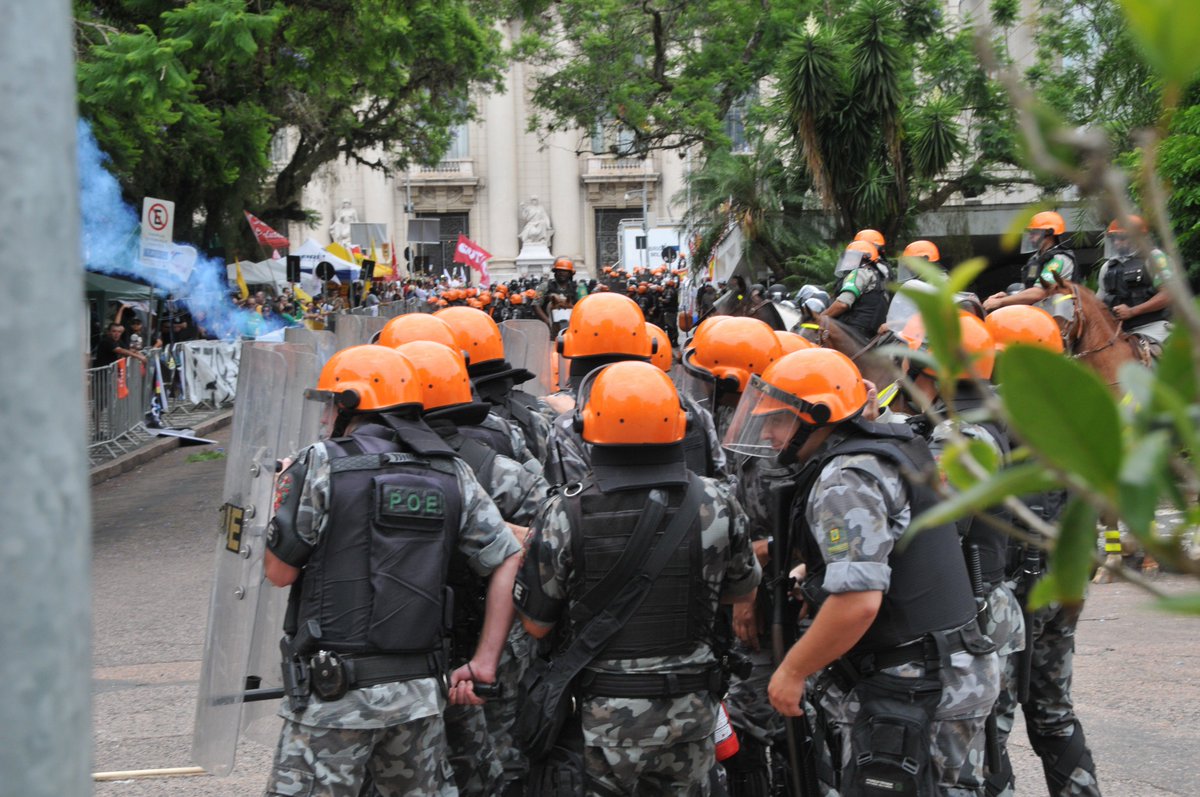 odeoliveira12's tweet photo. #photography #photo #Protesto #manifestação #manifestation #Poars #Nikon #nikonphotography #MANIFESTACIÓN #foraSartori #votaçãopec #fotojornalismo #FineArt #fineart #PM #policia #choque #gaslacrimogenio #tropachoque https://t.co/SDsPrnXUGg