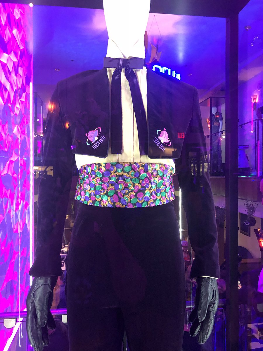 SD_Comic_Con's tweet photo. Taking in a bit of the future. Going to find those seashells. #TacoBell2032 #tacobell #sdcc #DemolitionMan https://t.co/GkpBsGmve9