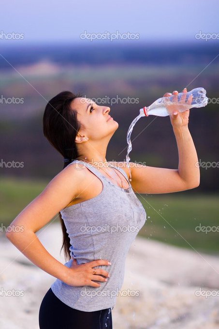 Девушка льет воду. Девушка поливает себя водой. Девушка льет на себя воду. Девушка обливает себя водой. Бутылка обливания водой.
