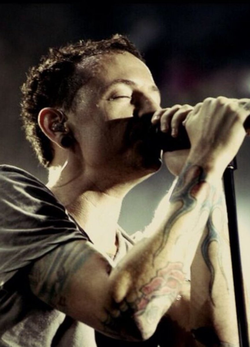 MonaNeedsRock's tweet photo. Dear Chazy!
One year ago today you lost your fight against your depression.
For me you are and always will be the brightest Star in the sky of Rock.

Who cares if one more light goes out?
Well I do.
💖💖💖 https://t.co/alhBqJhkvO
