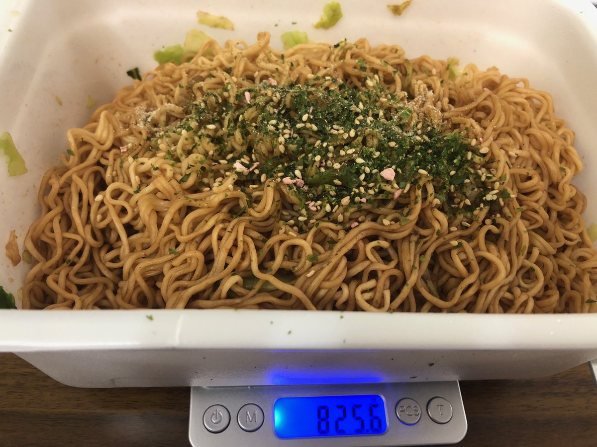 Web_Resort's tweet image. 容器込み825gなんですねー
思わずあひるさんも心配で見にきてくれました。
なお、5分後・・・多分通常サイズ1個分は食べたはず
そこからの速度ダウンはイナメナイ・・・
#ペヤング超超超大盛GIGAMAX #ペヤング #ちゃんと完食しました