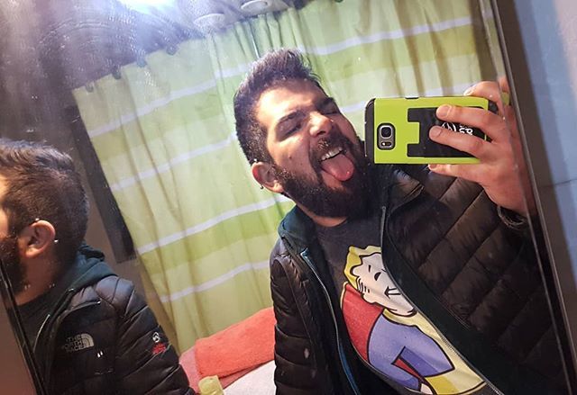 chucky_vr's tweet photo. Hoy tuvimos After Office pagado por la empresa y -era que no- quedé con lo'cico caliente jajaja mi reino por una piscola! ♥️♥️♥️ #beard #barbas #beardo #barbudo #winter #fallout #pipeboy #geek #ñoño #gaygeek #gaymer #gamer https://t.co/Q3mSObSHyM https://t.co/PRZumZna36