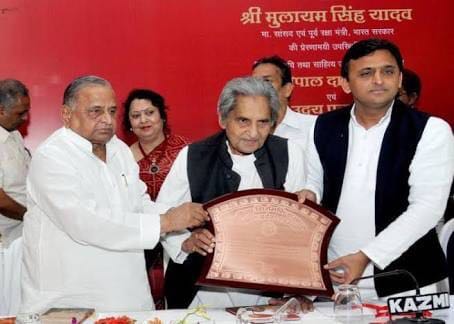 samajwadiparty's tweet photo. अब तो मज़हब कोई ऐसा भी चलाया जाए, जिसमें इंसान को इंसान बनाया जाए! प्रख्यात कव��� यशभारती गोपाल दास नीरज जी के निधन पर गहरा शोक! अश्रुपूरित श्रद्धाजंलि! https://t.co/XnNoanOApz