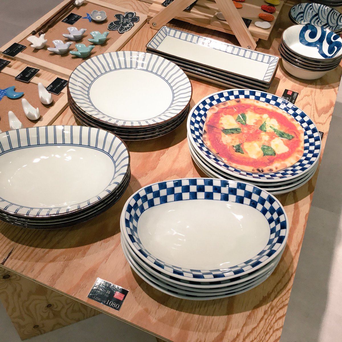Dotscoppice's tweet photo. 【再入荷】
本日長崎県より波佐見焼のうつわを再入荷致しました。
染付の和���器には夏野菜の彩りがとっても良く映えます。
赤や黄色や緑、もりもり食べて夏の恵みを楽しみましょう。
#dots #吉祥寺 #和食器 #波佐見焼 #長崎県 #夏野菜 #染付 #うつわ https://t.co/TLmPMVDkN6