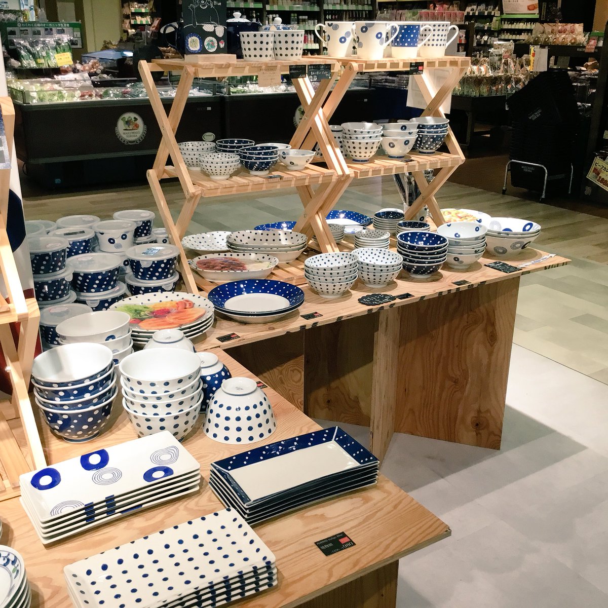 Dotscoppice's tweet photo. 【再入荷】
本日長崎県より波佐見焼のうつわを再入荷致しました。
染付の和���器には夏野菜の彩りがとっても良く映えます。
赤や黄色や緑、もりもり食べて夏の恵みを楽しみましょう。
#dots #吉祥寺 #和食器 #波佐見焼 #長崎県 #夏野菜 #染付 #うつわ https://t.co/TLmPMVDkN6